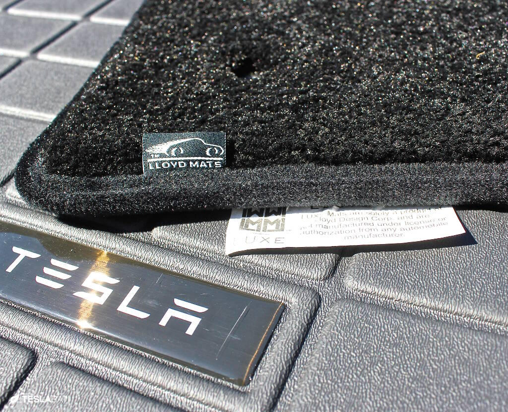 DOES TESLA COME WITH FLOOR MATS